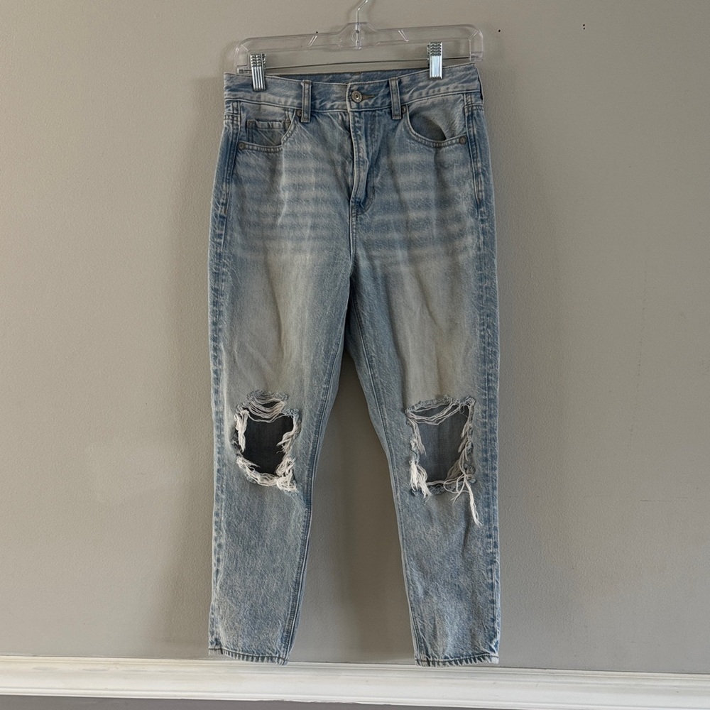 X SHORT Women’s American Eagle Mom Jeans Distressed Light Wash Size 4 x-short